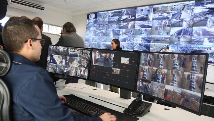 Sala de control CCTV con puestos multipantalla y videowall